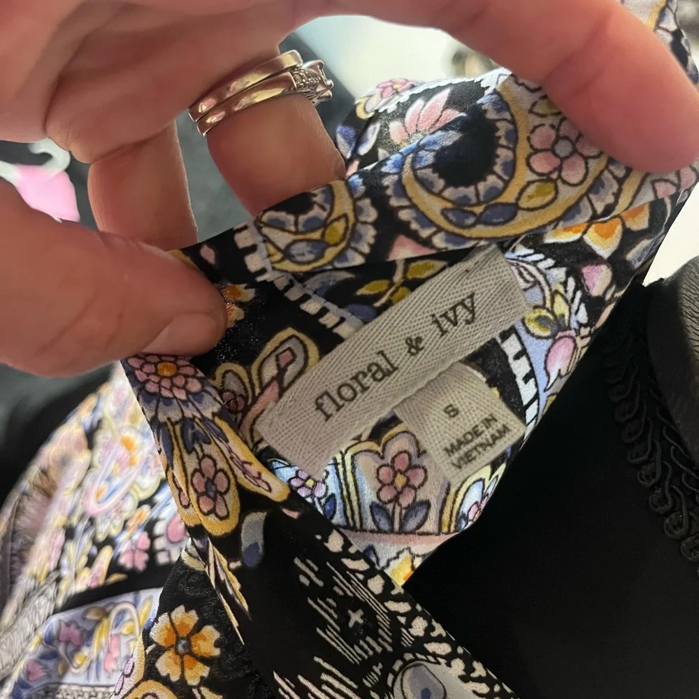 Floral & Ivy Paisley Print Sleeveless Blouse - Picture 8 of 8